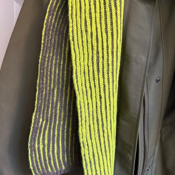 Bi-color wool scarf - Picture 7 of 8